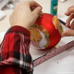 Фото з майстер-класу із розпису новорічних кульок у техніці декупажу, Олеся Токарська