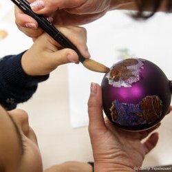 Фото з майстер-класу із розпису новорічних кульок у техніці декупажу, Олеся Токарська