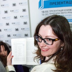 Ольга Музиченко на автограф-сесії Аліни Акуленко, Книжковий Арсенал, 19 травня 2017 р.