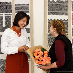 Світлана Долеско та Інна Залізнюк на відкритті виставки « Ірина Свйонтек. Життя присвячене мистецтву », 18 травня 2017 року
