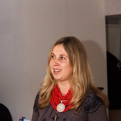Оксана Скляренко на чаюванні з лялькою, 20.12.2016 р.