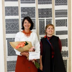 Світлана Долеско та Інна Залізнюк на відкритті виставки « Ірина Свйонтек. Життя присвячене мистецтву », 18 травня 2017 року