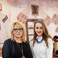 Наталія Маріаш та Анастасія Горобець на відкритті V Всеукраїнської виставки « Бісер : Вчора. Сьогодні. Завтра », 4 березня 2017 року