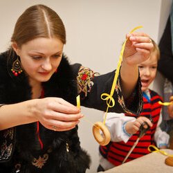 майстриня з Харкова, Оля Мальцева, проводить майстер-клас.