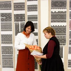 Світлана Долеско та Інна Залізнюк на відкритті виставки «Ірина Свйонтек. Життя присвячене мистецтву», 18 травня 2017 року