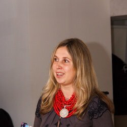 Оксана Скляренко на чаюванні з лялькою, 20.12.2016 р.
