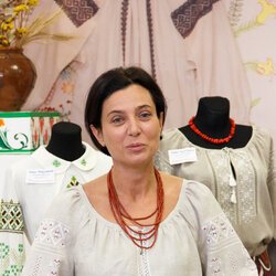 Світлана Долеско на поетично-вишитому вечорі Інни Залізнюк. 16.12.2016 р.