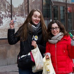 Анастасія Горобець та Ольга Музиченко на святкуванні Дня Щастя на Хрещатику, 20 березня 2017 р.