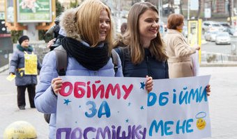 Анастасія та Марта Долеско на святкуванні Дня Щастя на Хрещатику, 20 березня 2017 р.