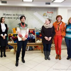 Юлія Кривець, Ольга Мельничук і Тамара Брагіна-Новіцька з організаторами виставки «Тепла осінь», 29.10.2016 р.
