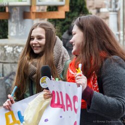 Марія Кривець та Олена Косік на святкуванні Дня Щастя на Хрещатику, 20 березня 2017 р.